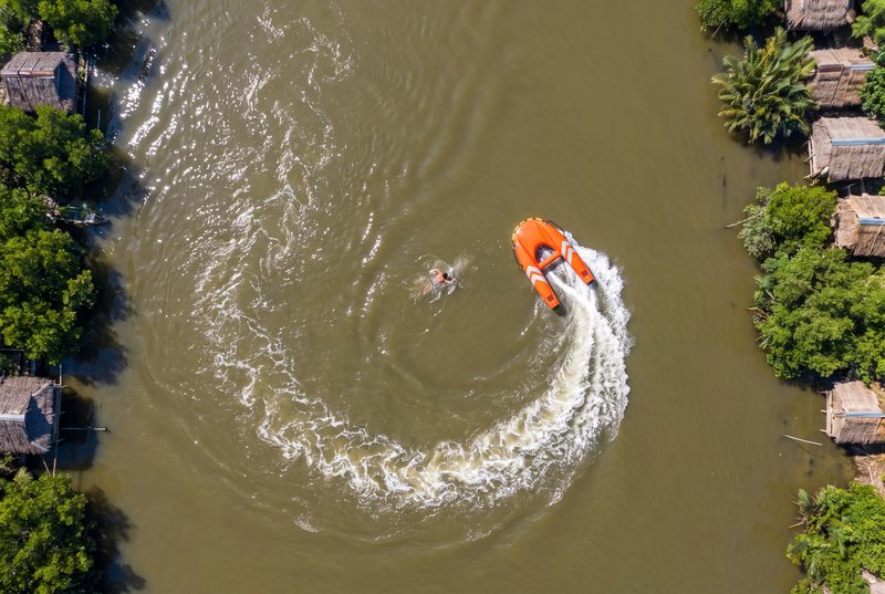 Rescue unit automatically correcting its course toward the casualty